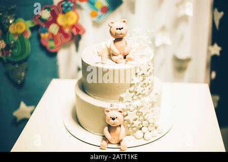 La torta di compleanno fatta a mano bella e mangiabile per i bambini Foto Stock