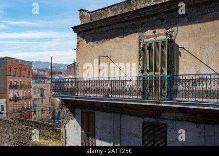 Una vista degli edifici in rovina dall'autostrada sopraelevata fino al quartiere Materdei, Napoli, Italia Foto Stock