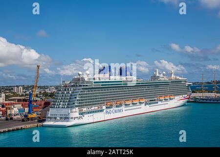 P e o nave da crociera Britannia Foto Stock