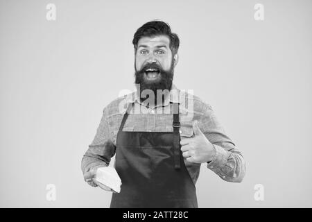 Formaggio migliore che io abbia mai gusto. casaro. hipster con la barba in grembiule chef. Caseificio negozio di alimentari. Shopping online. Prodotto gastronomico. Felice uomo barbuto tenere il formaggio. tecniche di produzione del formaggio. Foto Stock