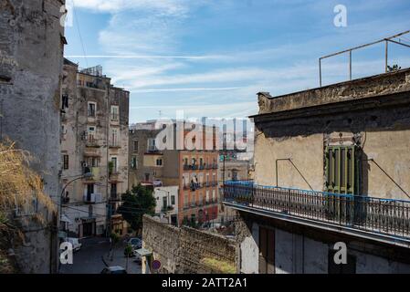 Una vista degli edifici in rovina dall'autostrada sopraelevata fino al quartiere Materdei, Napoli, Italia Foto Stock