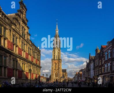 Delft, Paesi Bassi, Olanda, 18 Gennaio 2020. Stadhuis (il municipio) (in stile rinascimentale) di fronte alla Nieuwe kerk (chiesa nuova), protestante Foto Stock