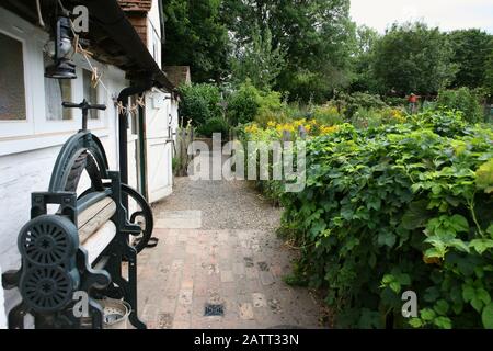 Mangle tradizionale fuori dalla casa colonica: Manor Farm, Bursledon, Hampshire, Regno Unito, ora un museo vivente, che ha caratterizzato nella serie BBC2 'Warttime Farm' Foto Stock