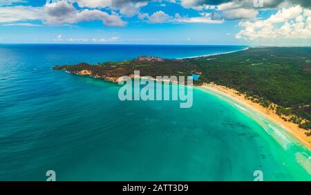 Vista aerea della spiaggia tropicale. Spiaggia di Macao, repubblica Dominicana Foto Stock