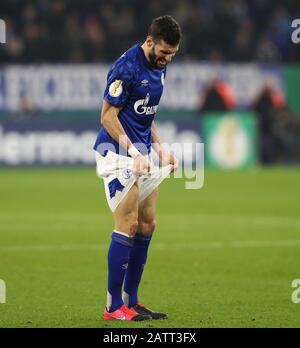 Gelsenkirchen, Germania. 04th Feb, 2020. Primo: 04.02.2020 Calcio, DFB-Pokal, DFB Pokal, turno di 16, stagione 2019/2020, FC Schalke 04 - Hertha BSC Berlin S04 Daniel Caligiuri, ferita, ferita, gesto, gesto, | utilizzo credito mondiale: DPA/Alamy Live News Foto Stock