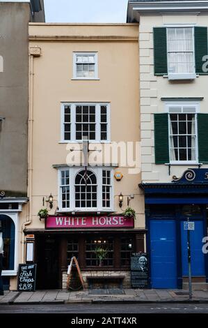 Oxford, Inghilterra, Regno Unito. 2nd febbraio 2020 White Horse Pub, Broad Street, Oxford City Centre. Foto Stock