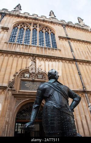 Oxford, Inghilterra, Regno Unito. Febbraio 2nd, 2020 Conte di Pembroke statua fuori Bodleian Library, l'Università di Oxford, Oxford, Inghilterra, Regno Unito Foto Stock