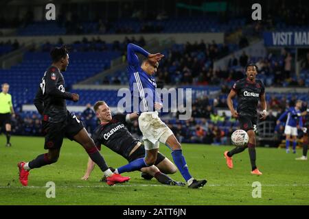 Cardiff, Regno Unito. 04th Feb, 2020. Robert Glatzel della città di Cardiff va vicino a segnare un obiettivo in ultimo minuto di tempo aggiunto, ma il suo colpo è bloccato. The Emirates fa Cup, 4th round replay match, Cardiff City v Reading al Cardiff City Stadium martedì 4th febbraio 2020. Questa immagine può essere utilizzata solo a scopo editoriale. Solo uso editoriale, licenza richiesta per uso commerciale. Nessun utilizzo nelle scommesse, nei giochi o nelle singole pubblicazioni club/campionato/giocatore. PIC by Andrew Orchard/Andrew Orchard sports photography/Alamy Live News Credit: Andrew Orchard sports photography/Alamy Live News Foto Stock