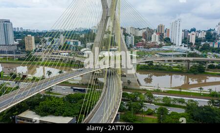 Il cavo è rimasto sul ponte. Sao Paulo Città, Brasile Sud America. Foto Stock