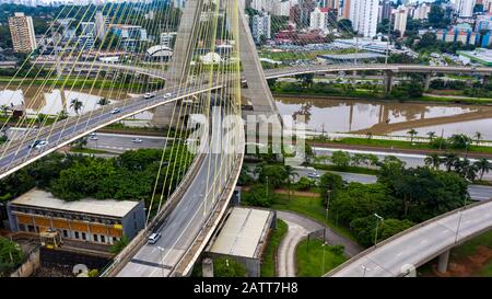 Il cavo è rimasto sul ponte. Sao Paulo Città, Brasile Sud America. Foto Stock