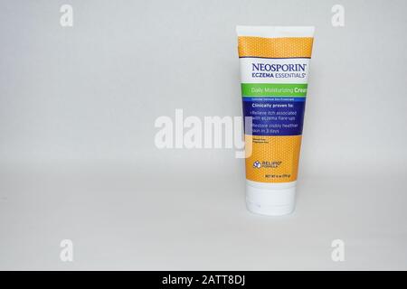 Orlando, FL/USA-2/3/20:un tubo di Neosporin Eczema Essentials crema idratante giornaliera prodotta da Johnson e Johnson Company. Foto Stock