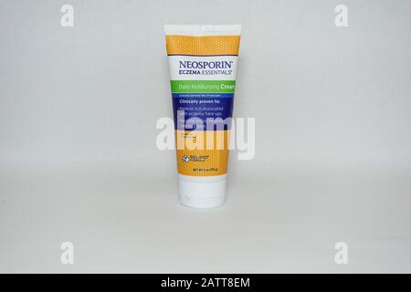 Orlando, FL/USA-2/3/20:un tubo di Neosporin Eczema Essentials crema idratante giornaliera prodotta da Johnson e Johnson Company. Foto Stock