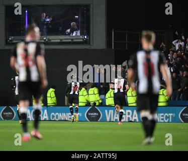 Kassam Stadium, Oxford, Oxfordshire, Regno Unito. 4th Feb, 2020. English fa Cup Football; Oxford United contro Newcastle United; Allan Saint-Maximin di Newcastle celebra il punteggio davanti ai fan di Away e Alan Shearer nella casella di commento in 26th minuto di tempo extra 2-3 - Rigorosamente editoriale Solo Uso. Nessun utilizzo con audio, video, dati, elenchi di fixture, logo club/campionato o servizi "live" non autorizzati. Uso on-line in-match limitato a 120 immagini, senza emulazione video. Nessun utilizzo nelle scommesse, nei giochi o nelle singole pubblicazioni club/campionato/giocatore credito: Action Plus Sports/Alamy Live News Foto Stock