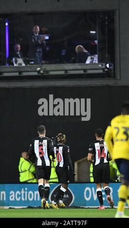 Kassam Stadium, Oxford, Oxfordshire, Regno Unito. 4th Feb, 2020. English fa Cup Football; Oxford United contro Newcastle United; Allan Saint-Maximin di Newcastle celebra il punteggio davanti ai fan di Away e Alan Shearer nella casella di commento in 26th minuto di tempo extra 2-3 - Rigorosamente editoriale Solo Uso. Nessun utilizzo con audio, video, dati, elenchi di fixture, logo club/campionato o servizi "live" non autorizzati. Uso on-line in-match limitato a 120 immagini, senza emulazione video. Nessun utilizzo nelle scommesse, nei giochi o nelle singole pubblicazioni club/campionato/giocatore credito: Action Plus Sports/Alamy Live News Foto Stock