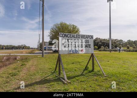 Billboard on state Road 44 a Leesburg, Florida USA, pubblicizzando le licenze Per Armi Nascoste Foto Stock
