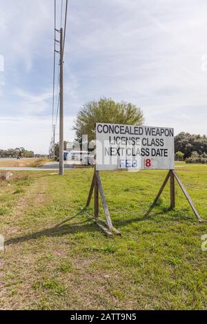 Billboard on state Road 44 a Leesburg, Florida USA, pubblicizzando le licenze Per Armi Nascoste Foto Stock