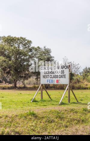 Billboard on state Road 44 a Leesburg, Florida USA, pubblicizzando le licenze Per Armi Nascoste Foto Stock