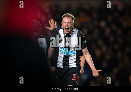 Oxford, Regno Unito. 04th Feb, 2020. Sean Longstaff di Newcastle United celebra il suo obiettivo durante la partita di replay round 4th della fa Cup tra Oxford United e Newcastle United allo stadio Kassam di Oxford, Inghilterra, il 4 febbraio 2020. Foto Di Andy Rowland. Credito: Prime Media Images/Alamy Live News Foto Stock