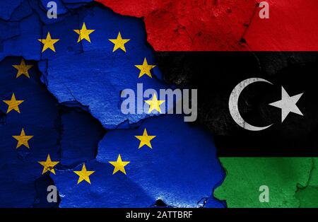 Bandiere dell'UE e della Libia dipinte su pareti incrinate Foto Stock