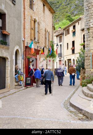 Street scene di St Guilhem le Desert, strada pedonale con vecchie case storiche su entrambi i lati. Saint-Guilhem, Francia. 3 Maggio 2019 Foto Stock