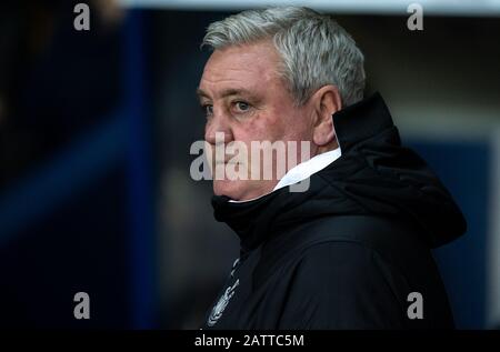 Oxford, Regno Unito. 04th Feb, 2020. Il manager britannico di Newcastle Steve Bruce durante il round replay della fa Cup 4th tra Oxford United e Newcastle United al Kassam Stadium di Oxford, Inghilterra, il 4 febbraio 2020. Foto Di Andy Rowland. Credito: Prime Media Images/Alamy Live News Foto Stock