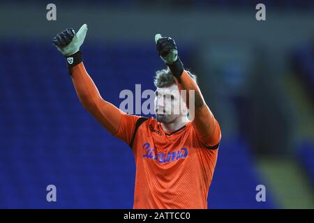 Cardiff, Regno Unito. 04th Feb, 2020. Sam Walker, il portiere Di Reading, celebra al termine del gioco dopo aver vinto la partita dopo una sparatoria di rigore. The Emirates fa Cup, 4th round replay match, Cardiff City v Reading al Cardiff City Stadium martedì 4th febbraio 2020. Questa immagine può essere utilizzata solo a scopo editoriale. Solo uso editoriale, licenza richiesta per uso commerciale. Nessun utilizzo nelle scommesse, nei giochi o nelle singole pubblicazioni club/campionato/giocatore. PIC by Andrew Orchard/Andrew Orchard sports photography/Alamy Live News Credit: Andrew Orchard sports photography/Alamy Live News Foto Stock