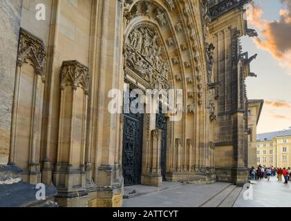 L'imponente facciata gotica e porte alla Cattedrale di San Vito nel Castello di Praga complesso nella Repubblica Ceca Foto Stock