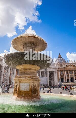 La fontana del Bernini sul lato sud di Piazza San Pietro, Città del Vaticano, Roma, Italia. Foto Stock