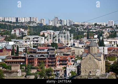 Metekhi Chiesa, vista panoramica dalla collina di Sololaki. Tbilisi, Georgia Foto Stock