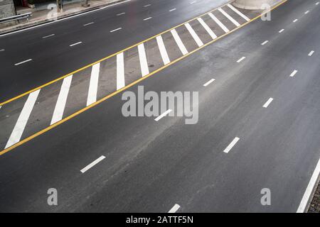 La strada vuota con la striscia bianca significa l'isola di traffico dentro il centro Foto Stock