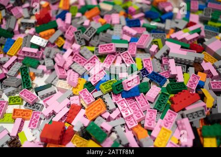 Bangkok, Thailandia - 3 gennaio 2020: Un mucchio di mattoni Lego. Foto Stock