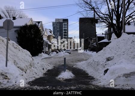 Neve alta su una tipica strada residenziale canadese laterale (Pamilla Street) dopo un fresco dumping. Ottawa, Ontario, Canada. Foto Stock