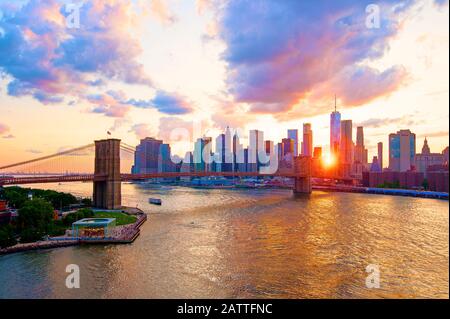 New York Skyline Sunset East River Ponte Di Brooklyn New York City Foto Stock