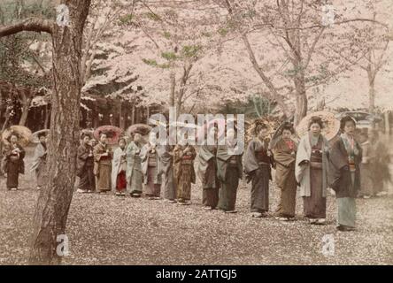 Scuola ragazze fuori per una passeggiata a Ueno Park, Tokyo, circa 1890 Foto Stock