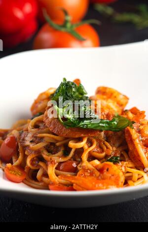 Pasta con carne, salsa di pomodoro e verdure Foto Stock