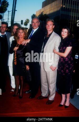 Beverly Hills, California, Stati Uniti 19th Giugno 1995 (L-R) Micheline Roquebrune, marito attore Sean Connery e figlio attore Jason Connery e moglie attrice mia Sara partecipano alla Columbia Pictures 'First Knight' Premiere il 19 Giugno 1995 al Samuel Goldwyn Theatre di Beverly Hills, California, Stati Uniti. Foto Di Barry King/Alamy Stock Foto Foto Stock