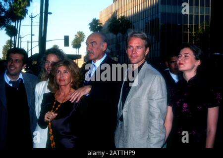 Beverly Hills, California, Stati Uniti 19th Giugno 1995 (L-R) Micheline Roquebrune, marito attore Sean Connery e figlio attore Jason Connery e moglie attrice mia Sara partecipano alla Columbia Pictures 'First Knight' Premiere il 19 Giugno 1995 al Samuel Goldwyn Theatre di Beverly Hills, California, Stati Uniti. Foto Di Barry King/Alamy Stock Foto Foto Stock