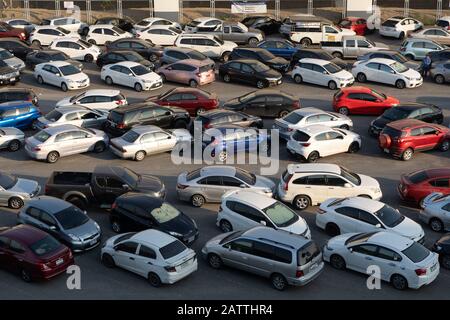 Bangkok, Thailandia - 12 dicembre 2019 : un sacco di auto parcheggiate nel parcheggio vicino alla stazione ferroviaria di Mo Chit BTS. Foto Stock