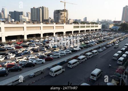 Bangkok, Thailandia - 12 dicembre 2019 : un sacco di auto parcheggiate nel parcheggio vicino alla stazione ferroviaria di Mo Chit BTS. Foto Stock