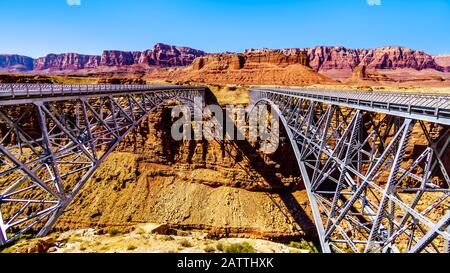 Ponte Navajo vecchio e nuovo dell'autostrada US 89 A, sopra il fiume Colorado a Marble Canyon nella Glen Canyon National Recreation Area, vicino a Page, Arizona Foto Stock