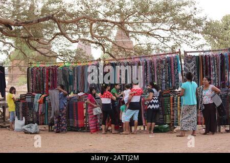 Tradizionale stalla di vestiti birmani a Bagan Foto Stock