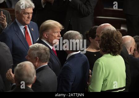 4 febbraio 2020, Washington, Distretto di Columbia, Stati Uniti: Il presidente DONALD TRUMP saluta i legislatori mentre entra in Camera per consegnare lo Stato dell'Unione il 4 febbraio 2020 (Credit Image: © Douglas Christian/ZUMA Wire) Foto Stock