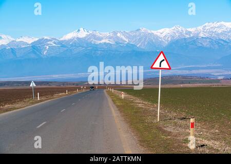 Semaforo girare a destra su una strada di campagna Foto Stock