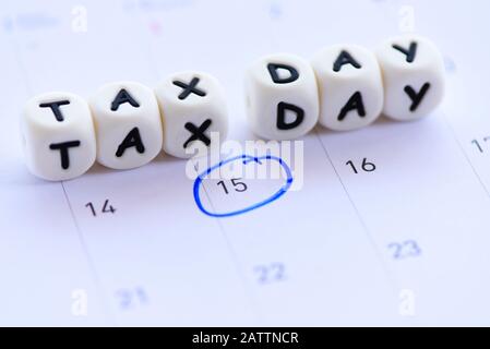 Data di scadenza imposta USA indicata sul calendario 15 aprile / giorno fiscale concetto di pagamento fiscale tasse governative Foto Stock