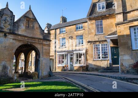 Casa in pietra Cotswold e mercato Hall nel pomeriggio luce solare invernale. Chipping Campden. Cotswolds Gloucestershire, Inghilterra Foto Stock