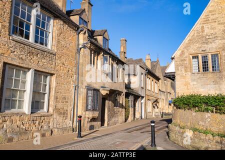 Edifici in pietra Cotswold lungo la strada alta. Chipping Campden, Cotswolds, Gloucestershire, Inghilterra Foto Stock