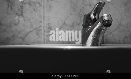 Lavello e un rubinetto, non spreciamo acqua. Concetto di sete. Foto Stock