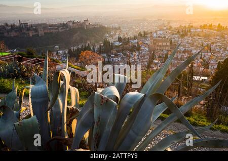 Granada, Spagna - Gennaio 17th, 2020 : Palazzo dell'Alhambra e il quartiere Albaicin, Patrimonio Dell'Umanità Dell'Unesco, panoramica al tramonto come visto dal punto di vista di San Miguel Alto. Foto Stock