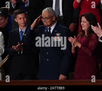 Washington, Stati Uniti. 05th Feb, 2020. Il generale Brigadier in pensione Charles McGee di Bethesda, Maryland, saluta come il presidente degli Stati Uniti Donald Trump lo introduce durante il suo discorso di Stato dell'Unione ad una sessione congiunta del Congresso degli Stati Uniti nella Camera del Campidoglio degli Stati Uniti a Washington, DC martedì 4 febbraio 2020. Il generale centenaria e l'ex Tuskegee Airman erano un ospite speciale insieme al suo grande nipote, otto grader Iain Lanphier (L). Foto di Kevin Dietsch/UPI Credit: UPI/Alamy Live News Foto Stock