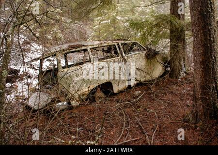 Una stazione a 2 porte Chrysler Suburban del 1951 Wagon abbandonata in un vecchio sito di discarica illegale da ritorno nella 1950s, e 1960s, Troy, Montana. Foto Stock